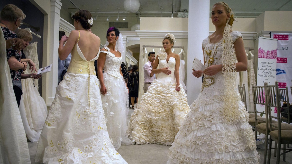 Kontes dan Fashion Show Busana Pengantin dari Tisu Toilet