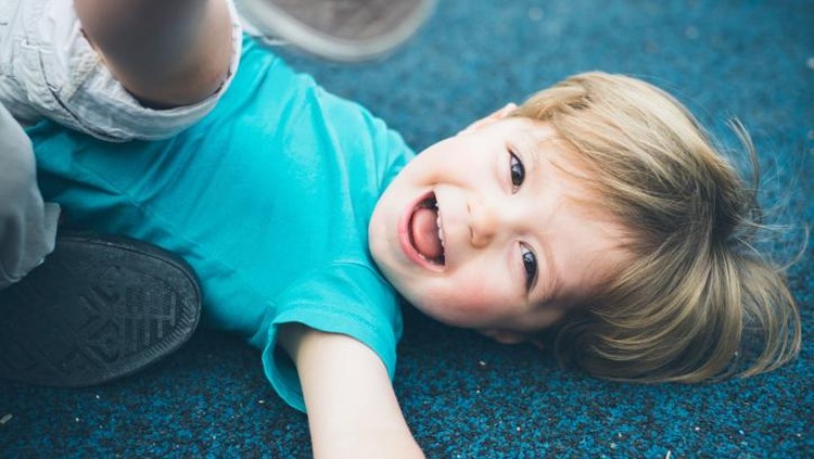 Anak Humoris Tak Masalah, Tapi Tetap Ajari Mereka Tata Krama Anak yang suka humor juga perlu punya batasan. Ada kalanya mereka bisa melawak ada kalanya mereka harus serius.