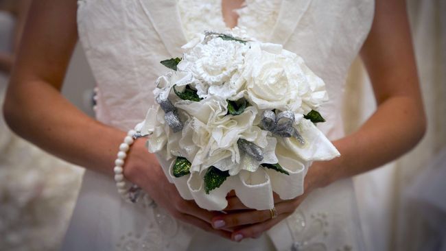 Setiap perempuan ingin tampil menawan di pesta pernikahannya. Bagaimana jika yang menikah adalah seorang pewaris tahta kerajaan bisnis kristal Swarovski?