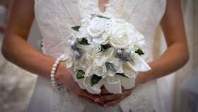 Sejarah di Balik Gaun Pengantin Kerajaan yang Berwarna Putih