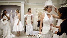 Kontes dan Fashion Show Busana Pengantin dari Tisu Toilet