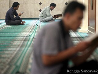 Sholat Jumat Tetap Rapi Tanpa Effort, 2 Kemeja Ini Nyaman Dipakai dan Tetap Sopan