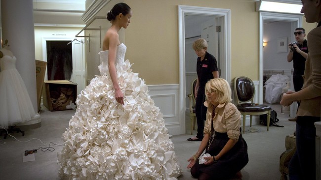 Kontes dan Fashion Show Busana Pengantin dari Tisu Toilet