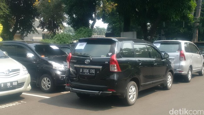 Kepala Dinas Perhubungan DKI Jakarta Benjamin Bukit mengatakan, taksi yang beroperasi di Jakarta harus memenuhi berbagai persyaratan seperti logo dan tarif.