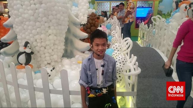 Niko adalah seniman balon Indonesia yang pernah ikut dalam tim pemecah rekor Singapore's Largest Balloon Landscape.