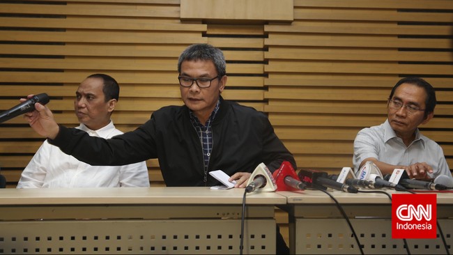 Keempat tersangka tersebut adalah Ketua DPRD Banyuasin Riamon Iskandar dan tiga Wakil Ketua DPRD yaitu Darwin AH, Islan Hanura, dan Aidil Fitri.