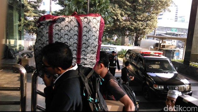 Bupati Musi Banyuasin, Sumatera Selatan, Pahri Azhari dan istrinya, Lucianty disangka menyuap DPRD untuk memuluskan RAPBD 2015 dan LKPJ 2014.