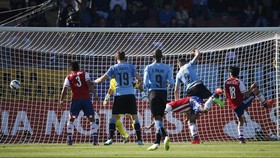 Sengit, Uruguay vs Paraguay Imbang 1-1 di Babak I