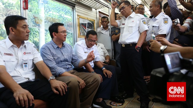 Bus sekolah masih akan berlaku. Gubernur DKI mengatakan angkutan umum masih belum terintegrasi, memadai, dan terjangkau buat siswa. 