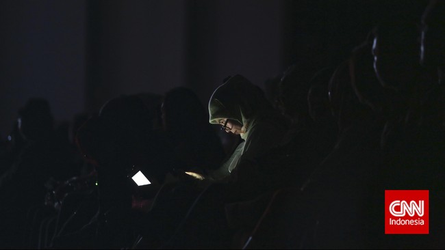 FOTO PENUTUP (8):

Pengunjung sibuk menggunakan telepon pintarnya ketika mengunjungi pagelaran busana. Jakarta.  Tingginya minat konsumen di kota-kota besar dalam mengakses media sosial seringkali berdampak pada berubahnya prilaku berinteraksi, dan berkomunikasi satu sama lain dalam kehidupan nyata.CNN Indonesia/Adhi Wicaksono.