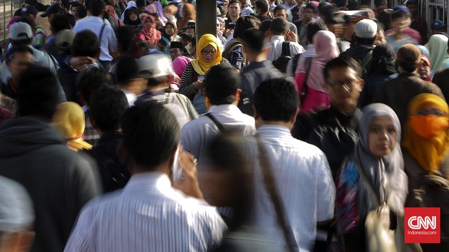 Waktu belum menunjukkan pukul 07.00, tapi riuh telah menyapa lagi ibu kota RI yang menjadi sandaran hidup puluhan ribu pekerja. Selamat datang kembali!
