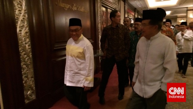 Hampir semua petinggi Koalisi Merah Putih hadir sementara JK enggan memberikan komentar.