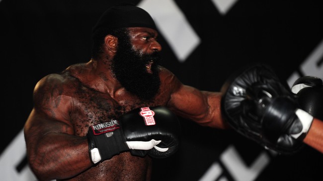 Berawal dari petarung jalanan yang menjadi sensasi internet, Kimbo Slice mulai menjajal UFC. Namun, ia harus menghadapi kenyataan pahit.