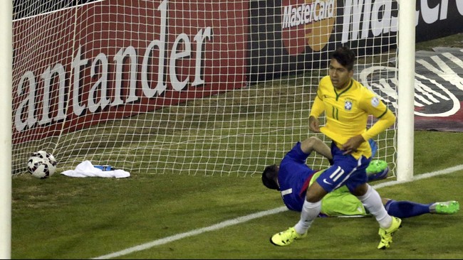 Timnas Brasil berhasil mengukuhkan diri sebagai pemuncak klasemen Grup C ajang Copa America 2015 dengan mengalahkan Venezuela 2-1, Senin (22/6) dinihari.