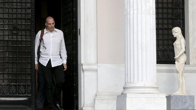 Menteri Keuangan Yunani Yanis Varoufakis mengundurkan diri setelah referendum menyatakan penolakan terhadap persyaratan utang baru dari Uni Eropa.