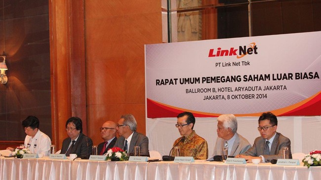 "Kalau dilihat kondisi keuangan dari kedua operator itu, lebih baik mereka bersinergi," ujar Kepala Riset Woori Korindo Securities Reza Priyambada.