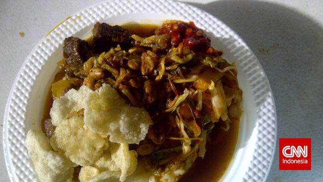 Di mana bumi dipijak, di situ langit dijunjung. Anehnya, hidup dan bekerja di Jakarta tak membuat bubur ala Jakarta alias Betawi lebih terkenal.