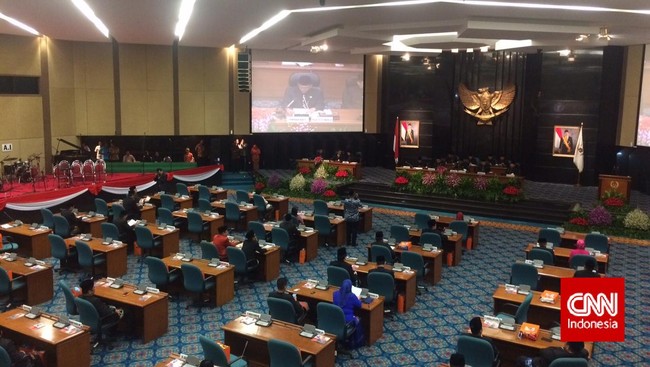 PSI dinilai berhasil mendapat kursi di DPRD DKI Jakarta berkat isu-isu sensitif, sementara Hanura tak dapat kursi akibat krisis tokoh.