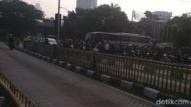 Saat perempatan padat dengan motor dan mobil yang menunggu lampu merah, bus TransJakarta nyelonong keluar dari SPBU dan menabrak sejumlah kendaraan di sana.