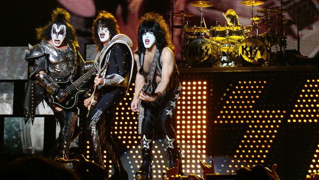 "Tanpa mereka sadari, Elvis, The Beatles, Kiss telah terbunuh, karena para musisi harus memberikan musiknya secara gratis," kata Simmons.