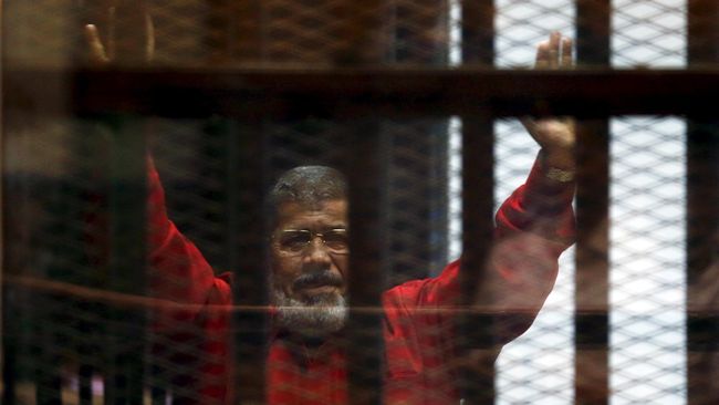 Mursi Meninggal, Sempat Pingsan di Sidang Kasus Spionase Mohammed Mursi meninggal setelah pingsan saat persidangan kasus tuduhan spionase. Otopsi menyatakan tak ada tanda cedera di tubuh mantan Presiden Mesir itu.