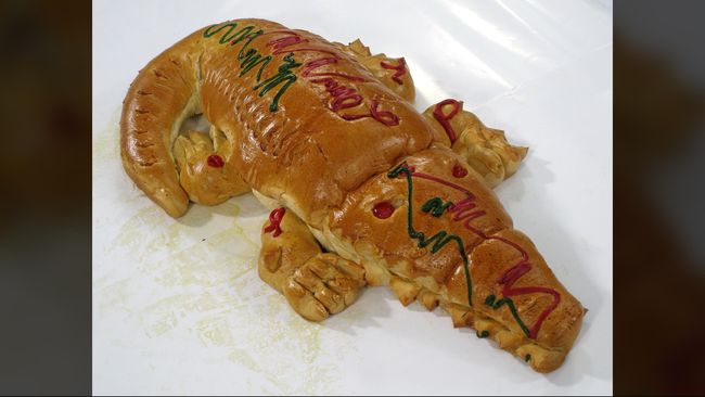 Pernikahan orang Betawi tak bisa lepas dari roti buaya. Biasanya mempelai pria membawakan roti berbentuk buaya.