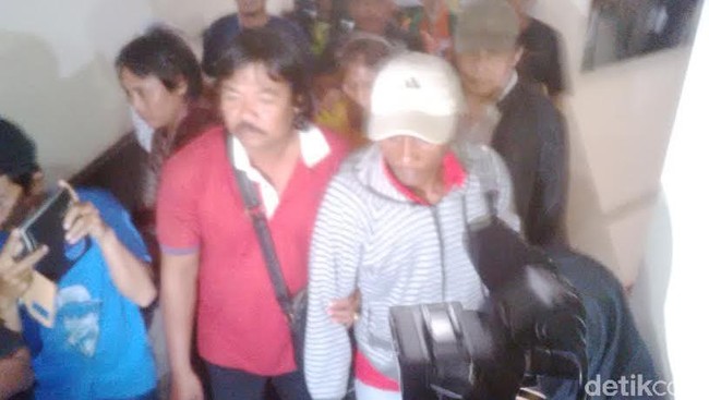 "Ibunda Agus akan menjadi dorongan bagi tersangka untuk berkata jujur," kata pengacara Agus. Sebelumnya, tokoh agama dari daerah asal Agus pun didatangkan.