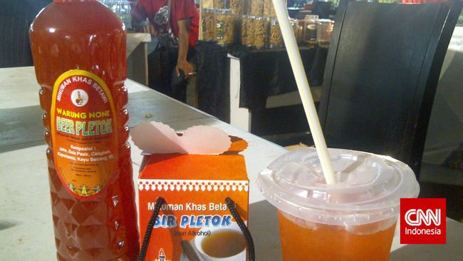 Orang Betawi ingin pula mencicip anggur bikinan Belanda. Tapi itu minuman keras dan dilarang dalam Islam.