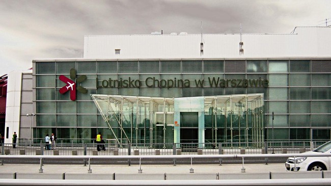 Hacker berhasil membobol sistem komputer canggih di bandara Chopin yang digunakan untuk mengeluarkan rencana penerbangan.