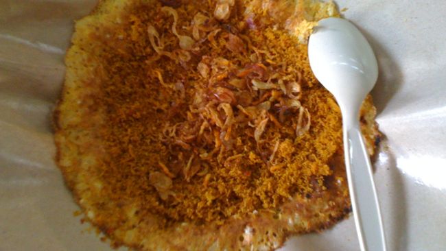 Kerak telor, salah satu makanan khas Betawi yang paling dicari dalam berbagai perhelatan kebudayaan. Ada makna kepemimpinan di balik bahan dan pembuatannya.