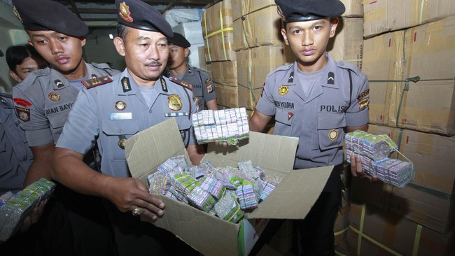 Polisi sejauh ini telah menemukan 100 kilogram bahan dasar pembuat petasan, potasium, dalam razia yang digelar jelang natal dan tahun baru.