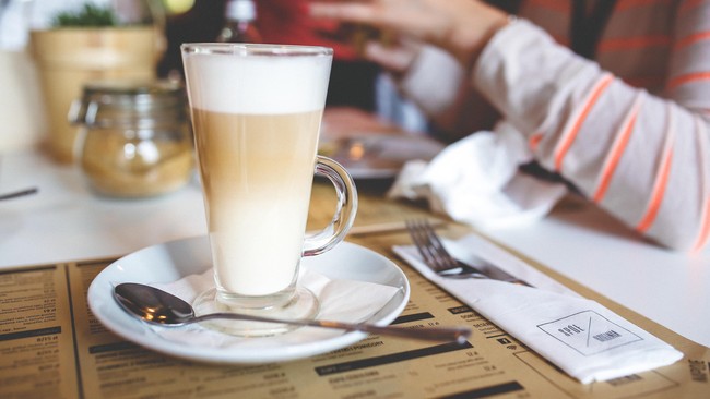 Pesan minuman The Coffee Bean kesukaanmu lewat aplikasi TransFood dan bayar dengan Allo Bank untuk dapat diskonnya.