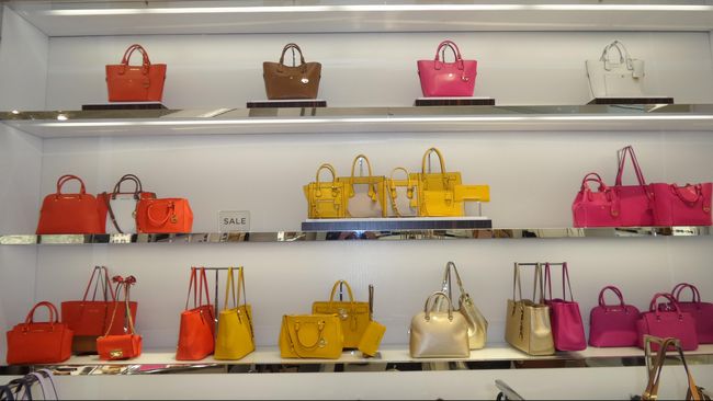 Fast fashion, sama seperti fast food, memberikan efek samping yang tidak kalah menyeramkan bagi dunia.