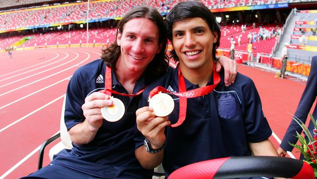 Persembahan Messi Hanya Medali Emas Olimpiade Setelah memperkuat timnas Argentina sejak 2005, Lionel Messi memutuskan untuk pensiun dari sepak bola internasional meski baru 29 tahun.