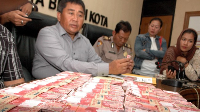 Perwira TNI AD berpangkat kolonel tersebut berada di kantor Bareskrim Polri. Tiga polisi militer disebut hendak mengkonfirmasi perbuatan kolonel itu pada Polri.