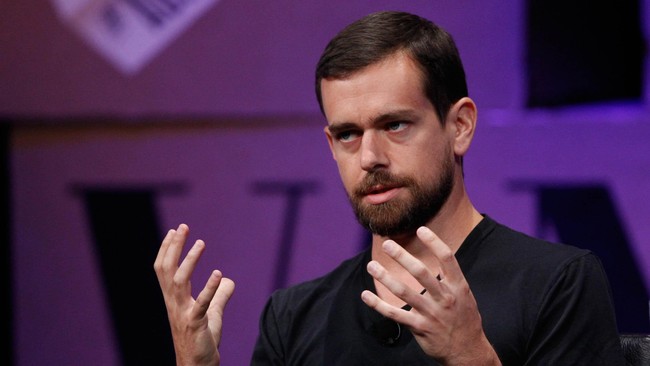 CEO Twitter meminta maaf ke pengembang aplikasi yang selama ini direpotkan dengan aturan-aturan yang tak biasa.