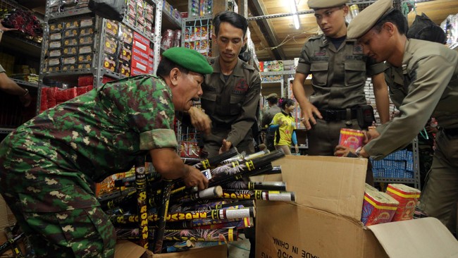 Kiai NU di Jatim sebut hukum bermain petasan haram lantaran tak membawa manfaat dan membayakan nyawa.