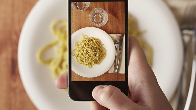 Sebelum menyantap makanan, ‘tradisi baru’ orang Indonesia adalah memotretnya kemudian mengunggahnya ke media sosial, seperti Instagram.