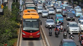 TransJakarta Tabrak KRL Karena Sopir Main Telepon Genggam