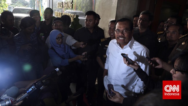 Jaksa Agung yang berasal dari Partai NasDem itu meminta agar KPK tidak perlu merasa ada tekanan dalam mengusut kasus yang menjerat Rio.