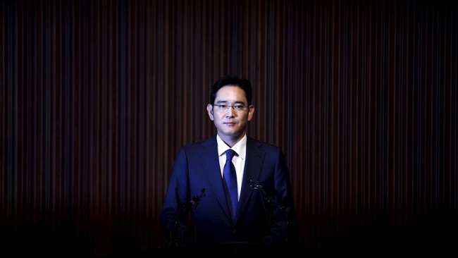 Jaksa Khusus Korsel melayangkan pemanggilan untuk bos Samsung Group sebagai tersangka skandal korupsi yang melibatkan Presiden Park.