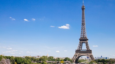 Reaksi Netizen Komentari Vandalisme Bertulis Ganjar di Menara Eiffel