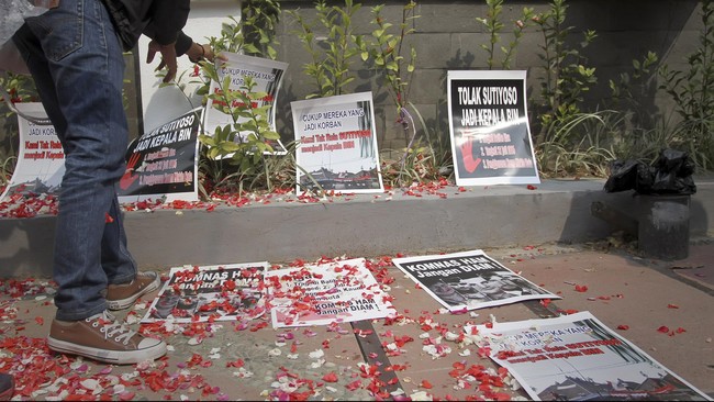 Tanggal 27 Juli 1996 adalah hari kelabu bagi PDI. Kerusuhan pecah di kantor pusat mereka. Lima tewas, ratusan terluka dan ditahan, sementara 23 orang hilang.