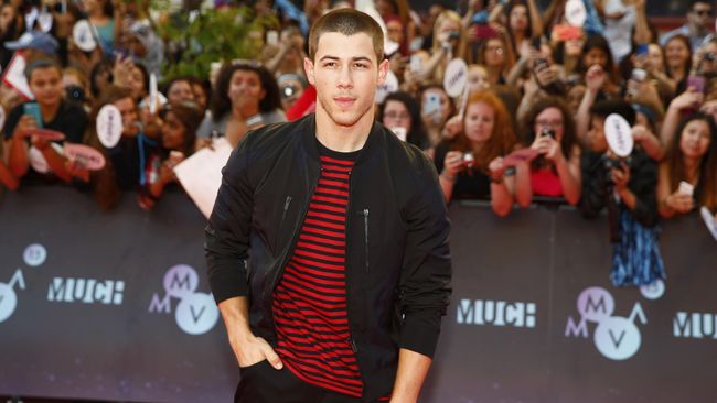 Nick Jonas tengah menyiapkan album baru dengan lagu utama berjudul Looking For Love. Ia memberikan isyarat soal lagu itu melalui akun Snapchat.