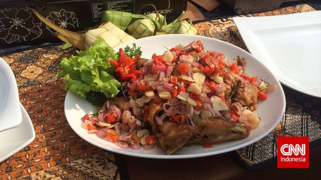 Berikut ada resep alternatif untuk hidangan saat bulan puasa karya Sisca Soewitomo, salah satunya ayam goreng siram sambal matah.
