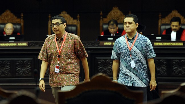 Dua saksi ahli yang diajukan kuasa hukum Wakil Ketua nonaktif Komisi Pemberantasan Korupsi Bambang Widjojanto menyatakan, UU KPK harus melindungi pimpinan KPK.