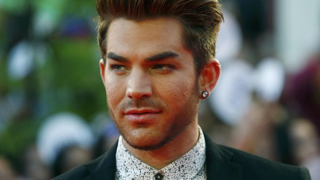Adam Lambert membuka mata soal kisah sukses musisi-musisi yang terbuka tentang orientasi seksualnya.