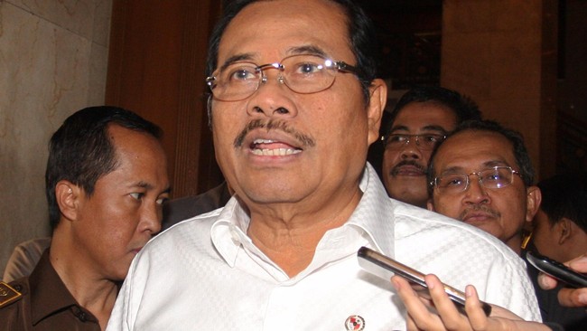 Jaksa Agung Prasetyo melempar bola panas kasus dana bansos kembali kepada Komisi Pemberantasan Korupsi.