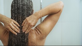 Cara Unik Keringkan Rambut Basah dengan Cepat