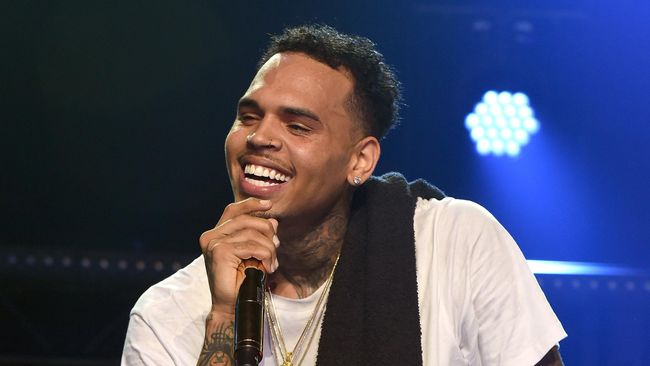 Seorang perempuan yang diusir keluar dari bus Chris Brown saat produksi video klip, melapor ke polisi. Brown akan diinterogasi.